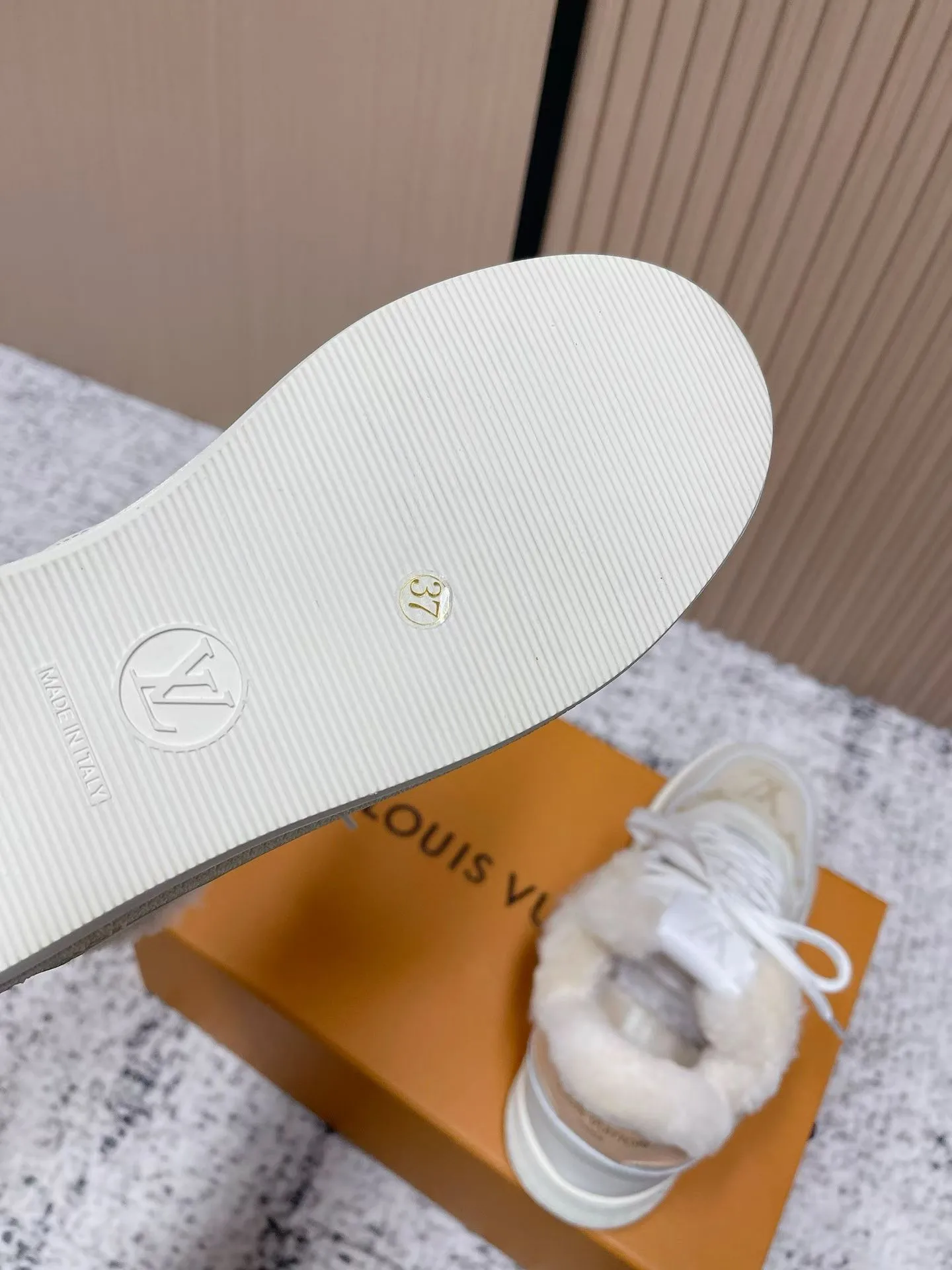 Men's shoes pP700! Top version Louis Vuiton Louis Vuitton sneakers casual shoes wool style‼ ️ LV Trainer sneakers are a classic idea inspired by retro basketball shoes by designer Virgil Abloh. This time, they are spliced ​​with smooth cow leather and Monogram embossed grained cow leather, and are embellished with Monogram flowers on the rubber outsole, reflecting a striking jump in one color! Fabric: Original imported first-layer cowhide Lining: Warm wool lining Bottom thickness: about 3cm Size: 35-41